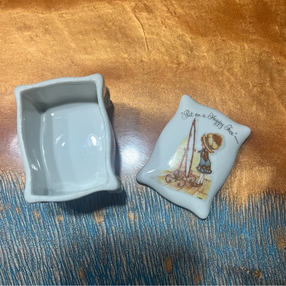 Vintage Holly Hobbie Porcelain Trinket Box Put on a Happy Face Japan - Picture 13 of 13
